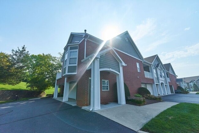 Building Photo - Wonderful 2 bedroom 2 bath Condo End Unit ...