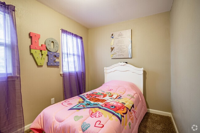 3BR, 1BA - 786SF