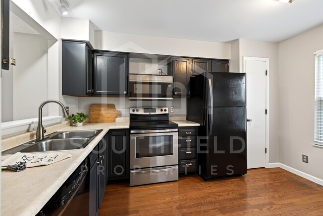 Photo - 1069 Crisfield Dr