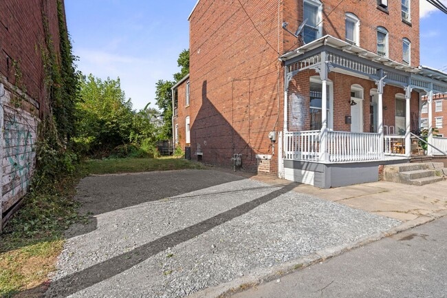 Photo - Spacious 4 Bedroom Single Family on Susquehanna St