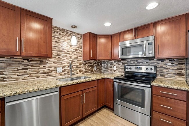 Building Photo - Welcome to this fabulous 2-bedroom, 2-bathroom condo in the heart of South Scottsdale!