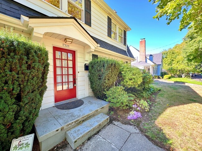 Photo - Stunning 3 Bedroom with Fully Fenced Yard ...