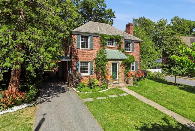 Photo - 3221 Coquelin Terrace
