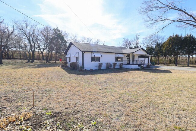 Photo - 4 Bed | 1.5 Bath in North Tulsa!