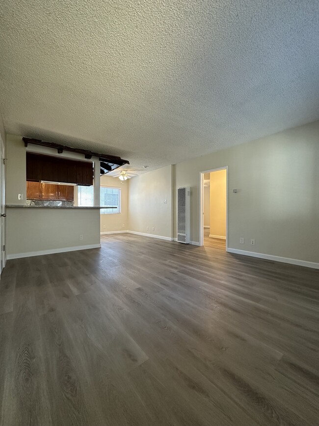 LIVING ROOM - 508 N Electric Ave Apartments Unit B