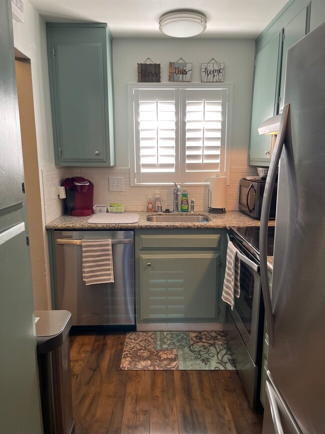 Cozy kitchen with new appliances - 59 Meadowbrook Ave