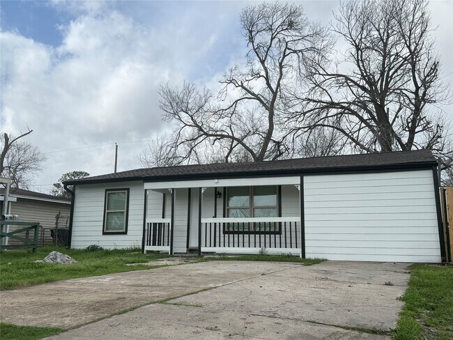 Photo - 5924 Honeysuckle Dr