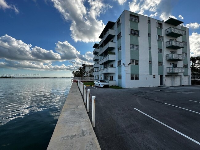 Photo - 7825 NE Bayshore Ct Unidad 205