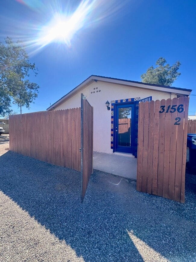 Building Photo - FOR RENT