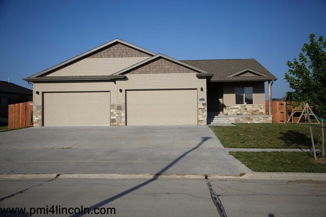 Building Photo - 9800 S 72 St – 5 beds/3 baths/ 3-stall Rental