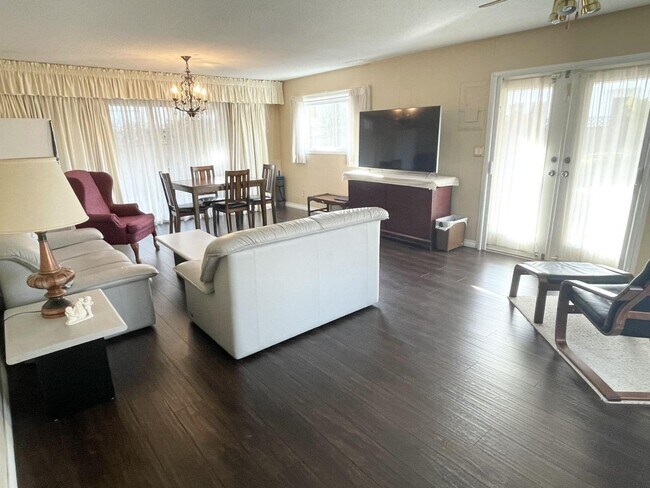 Photo - 16066-16016 16 Ave