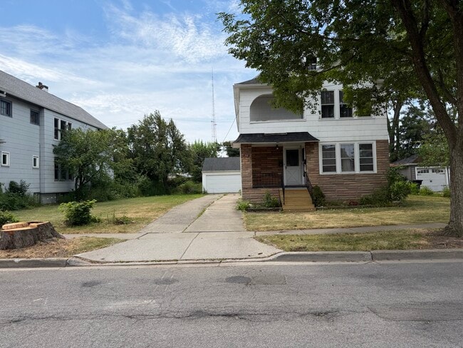 Building Photo - 210 W Hazeltine Ave Unit upper