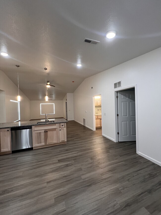 Photo - 209 Millersburg St