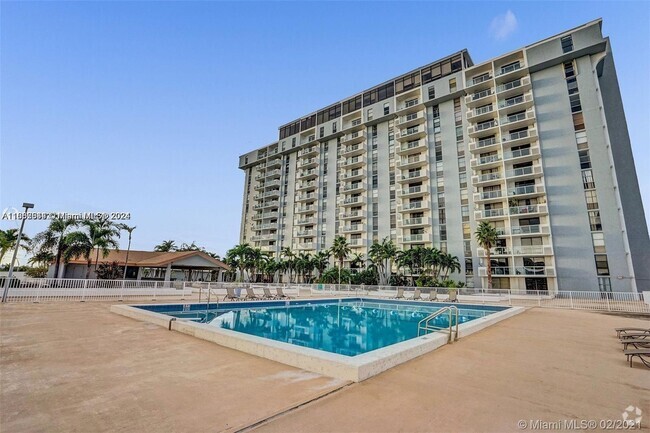 Building Photo - 13499 Biscayne Blvd Unit PH1711 Rental