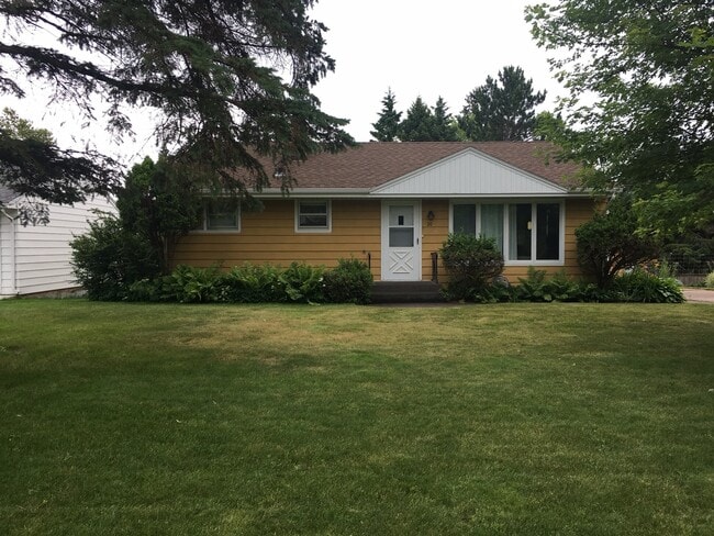 Building Photo - Great Home W/Detached Garage, Close to Campus!
