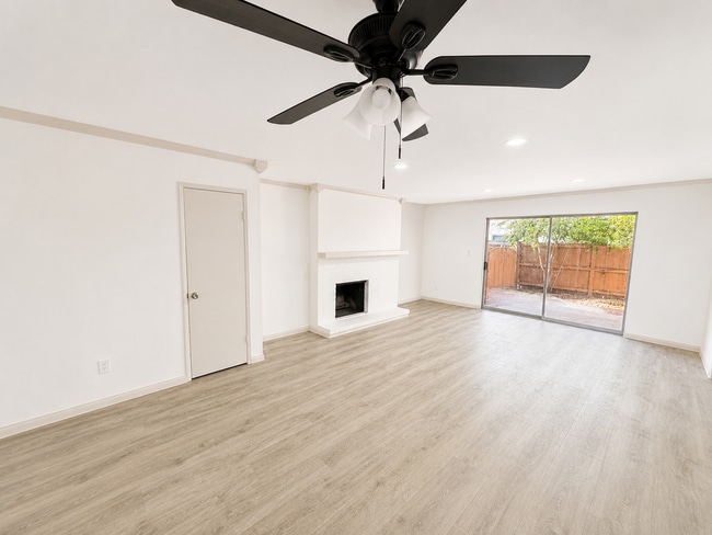 Building Photo - Spacious 3 Bed / 2.5 Bath Townhome Near SDSU! (Community Pool!!)