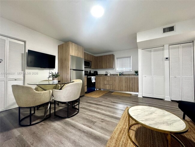 Building Photo - 1684 SW 10th St Unit 5