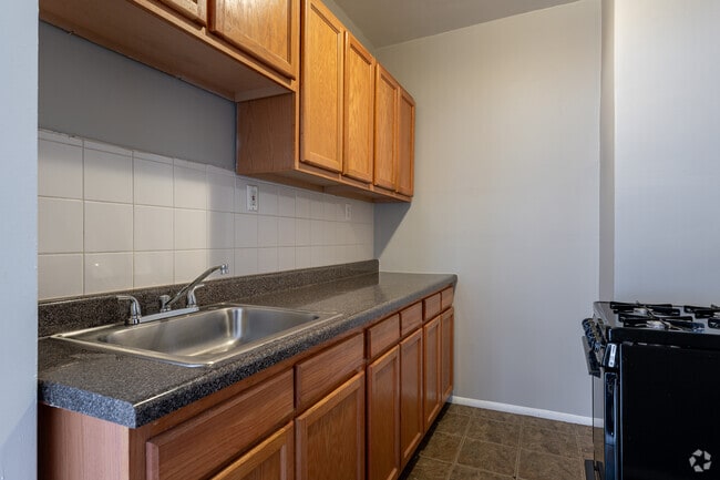 1BR, 1BA - 675SF - Campus Court Apartments