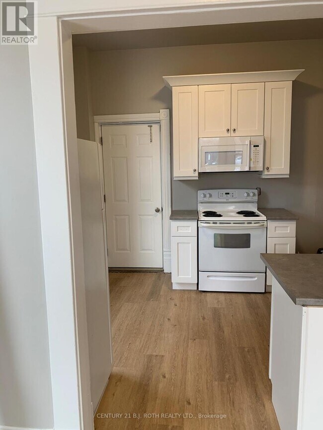 Photo - 172 Dunlop St W