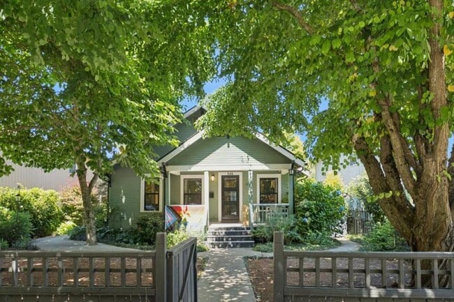 Building Photo - 3 bedroom in Seattle WA 98108 Rental