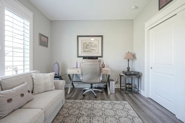 Photo - 740 E Holland Dr