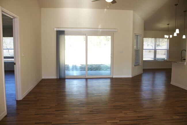 Photo - 3/2/2 in Royal Highlands