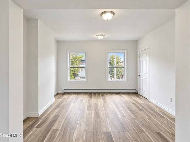 33 Storrie St Unit 2 Upstairs