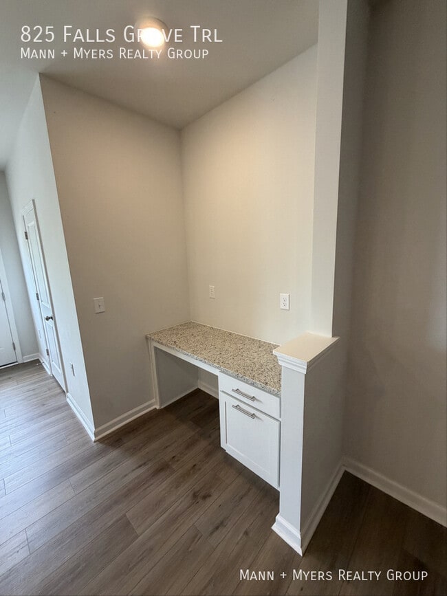 Photo - 825 Falls Grove Trl