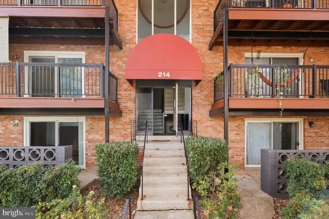 Building Photo - 214 Locust St SE Unit 124