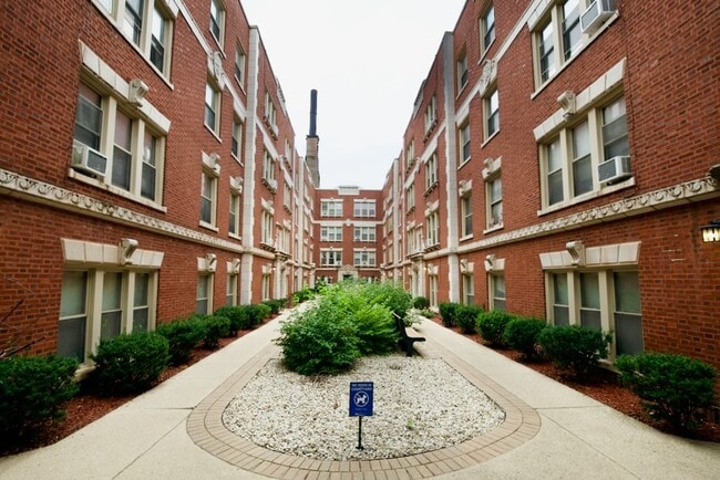 Building Photo - 519 W Surf St Unit J05W