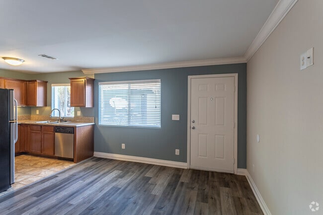2 BR, 2 BA - 725 SF