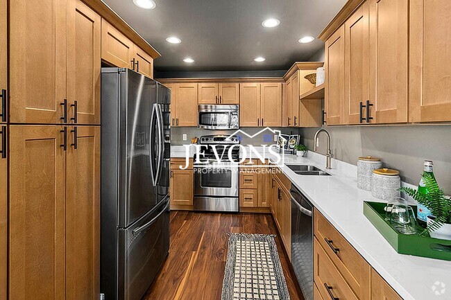 Building Photo - Top-floor 2-level condo with brand-new kit...