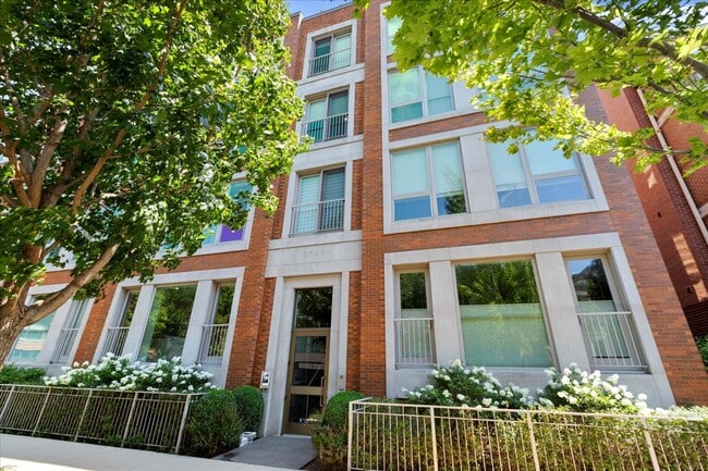 Building Photo - 2749 N Lakewood Ave Unit 2N Rental