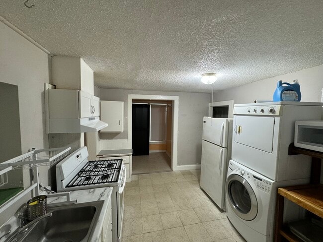 Gas stove w/hood, Microwave, Fridge, Double Sink, Washer and Dryer - 164 13th Ave NE Unit Apt.2