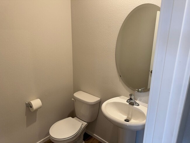 Photo - 4 bedroom 2.5 bathroom almost-new house in...