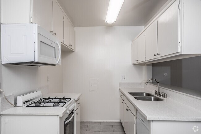 1BR, 1BA -725 SF