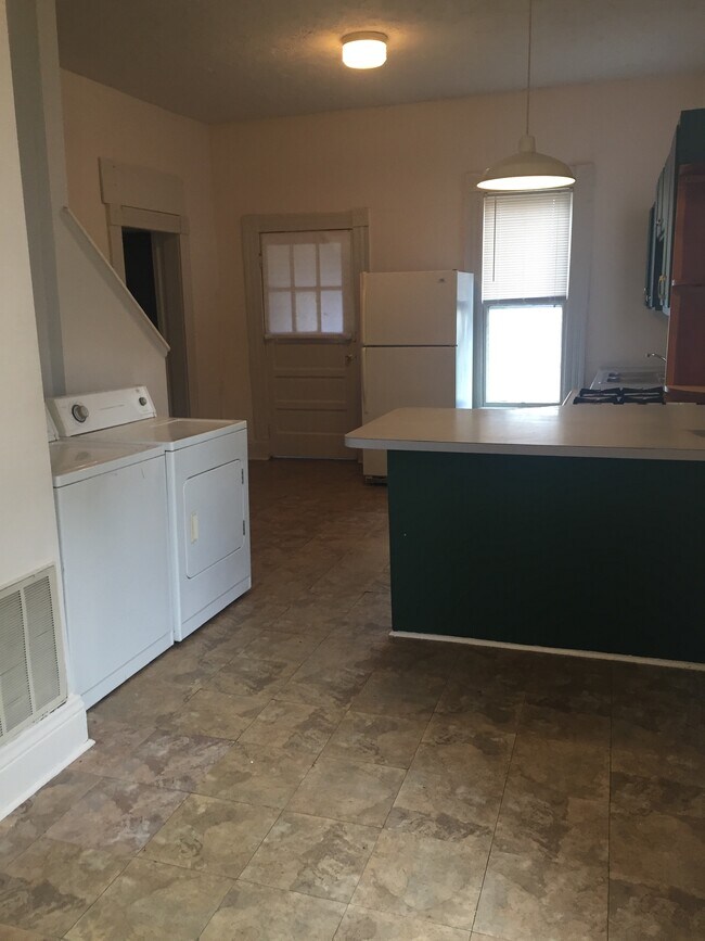 Photo - 325 Oldham Ave