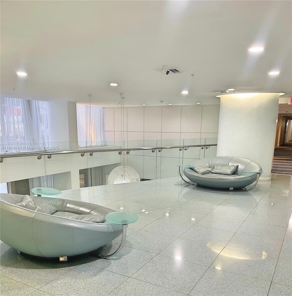 Photo - 18800 NE 29th Ave Unidad 830