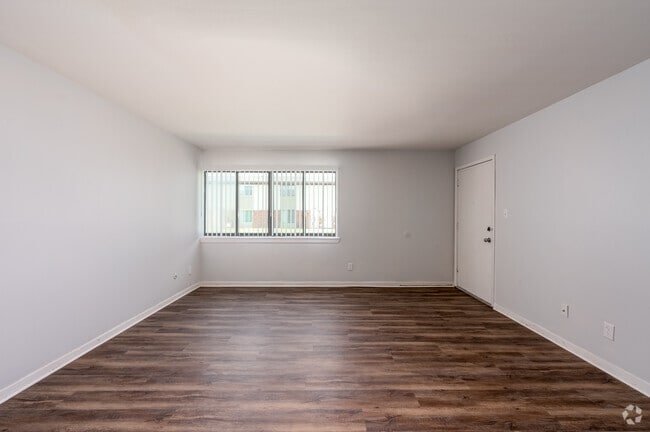 2BR, 1BA - 828SF - Living Room - Kokomo Manor Apartments