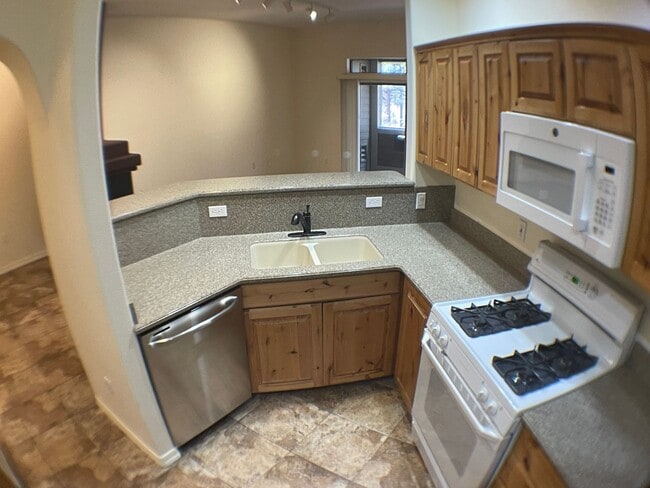 Building Photo - LEASE TAKEOVER_Summit park 2 bedroom condo