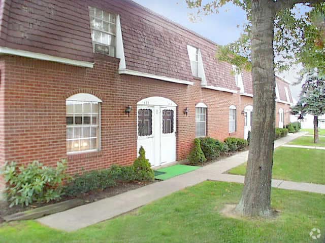 Community - Hartford Square Townhomes