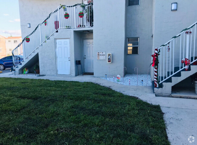 Building Photo - 3741 SW 60th Ave Unit 3741-1 Rental