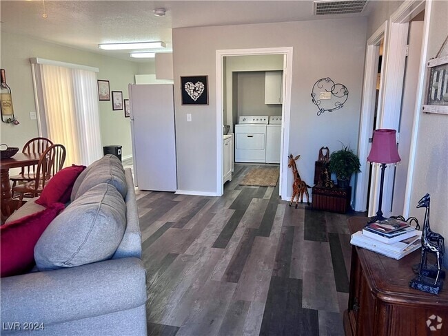 Building Photo - 2681 Canyon St Rental