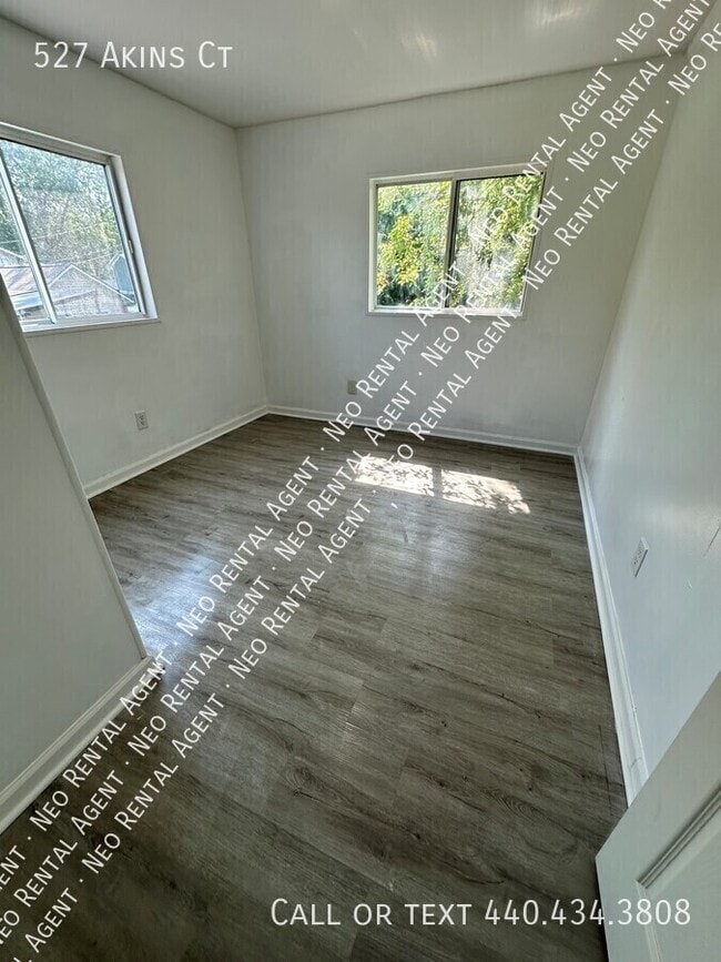 Photo - 527 Akins Ct