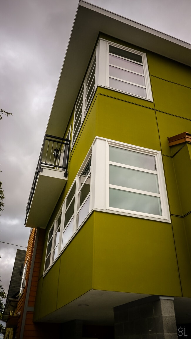 Photo - 2215 E John St