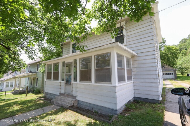 Building Photo - 16 Maple St Rental