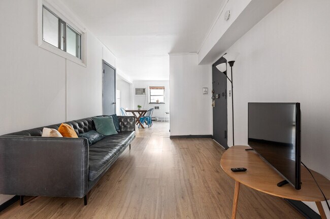 Building Photo - 301 W 31st St Unit ID1323979P