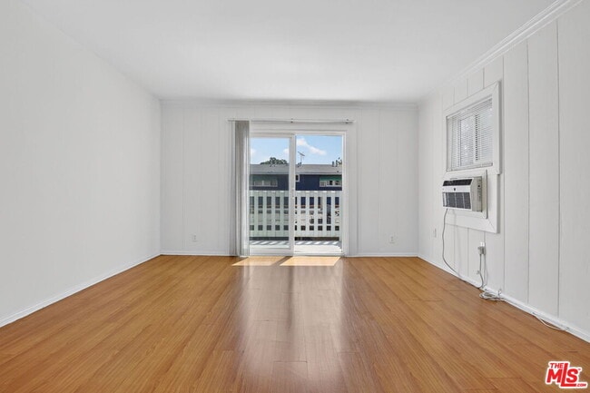 Photo - 14721 Sylvan St Unit 4