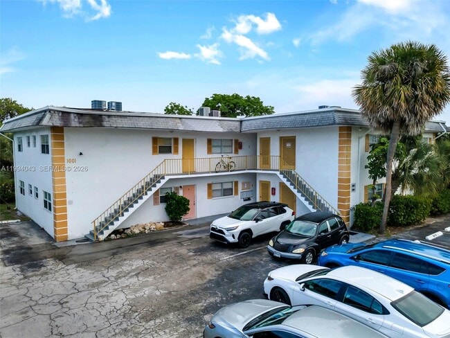 Building Photo - 1001 NW 45th St Unit 6