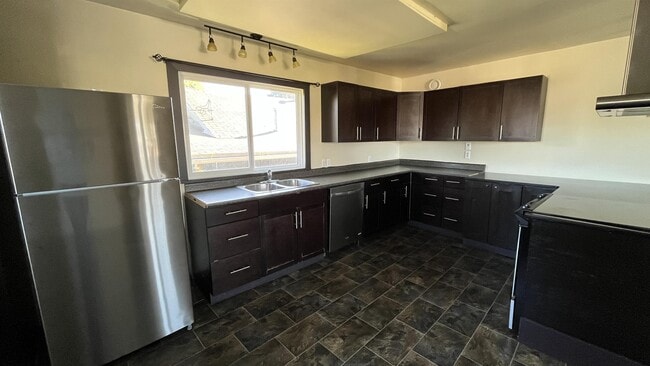 Photo - 5814-5851 51 Ave